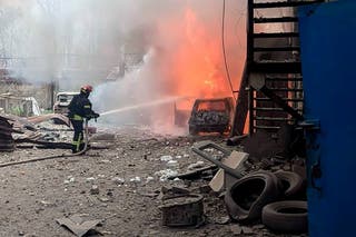 Nesta fotografia de folheto tirada e liberada pelo Serviço de Emergência Ucraniano em Kryvyi Rig em 2 de abril de 2025